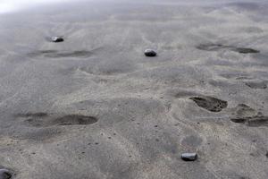 sable noir sur l'île de tenerife. photo