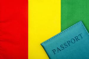sur le fond du drapeau de la guinée se trouve un passeport. photo