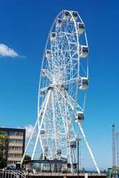 zelenogradsk, région de kaliningrad, russie, juin 2021. la ligne de villégiature côtière de la ville. une nouvelle grande roue. photo