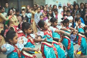 Milan, Italie, 2017 filles sri lankaises lors d'un spectacle de danse dans la rue photo