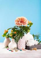 vase avec de belles fleurs de chrysanthème sur table lumineuse photo