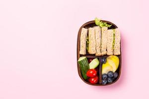boîte à lunch scolaire en bois avec sandwichs photo