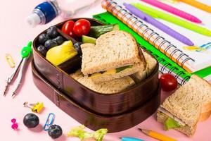 boîte à lunch scolaire en bois avec sandwichs photo