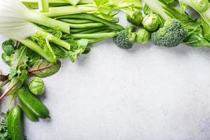 fond avec des légumes verts assortis photo