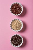 quinoa dans des bols blancs photo