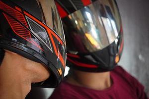 homme avec casque de vélo et heureux en image miroir photo