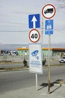 géorgie, rustavi. 18 janvier 2022. panneaux de signalisation dans la rue. photo