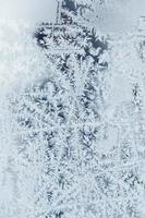 motifs de glace sur verre gelé. motif abstrait de glace sur le verre d'hiver comme image d'arrière-plan photo