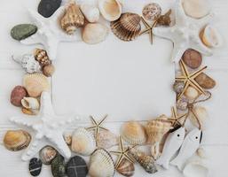 coquillages, étoiles de mer et carte postale vierge photo