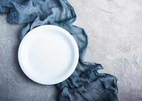 assiette blanche vide avec nupkin photo