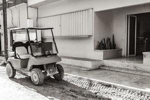 voiturette de golf buggy voitures chariots rue boueuse village holbox mexique. photo