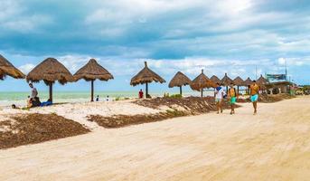 holbox mexico 22. décembre 2021 rue sablonneuse et banc de sable de plage venteux et nuageux sur holbox mexico. photo