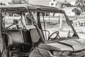 voiture buggy voiturette de golf chariots rue boueuse village holbox mexique. photo