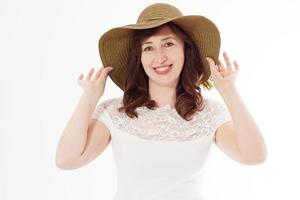 heureuse femme d'âge moyen en chapeau d'été isolé sur fond blanc avec espace de copie. accessoire d'été protection de la peau des rides du visage. ménopause heureuse. temps chaud et jours fériés. photo