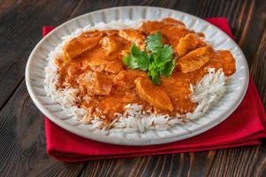 bol de poulet au curry rouge thaï photo