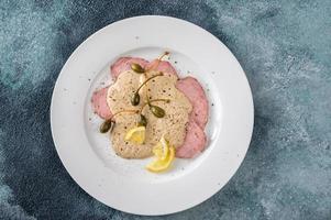 vitello tonnato - émincé de veau froid photo