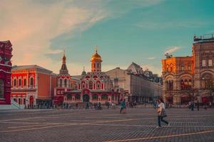 moscou, russie - 2 juin 2015 - l'architecture de la ville avec des bâtiments historiques et un monument au maréchal joukov marchant avec des gens le soir. photo