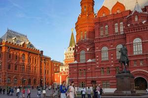 moscou, russie - 2 juin 2015 - l'architecture de la ville avec des bâtiments historiques et un monument au maréchal joukov marchant avec des gens le soir. photo