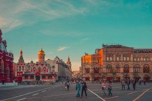 moscou, russie - 2 juin 2015 - l'architecture de la ville avec des bâtiments historiques et un monument au maréchal joukov marchant avec des gens le soir. photo