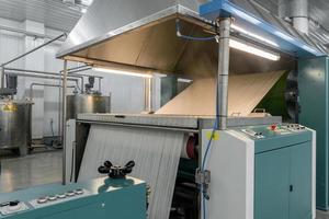 la machine évapore le fil textile. machines et équipements dans une usine textile photo