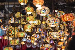 lampes suspendues en verre coloré oriental ou lanternes arrière-plan de mise au point sélective artistique. photo