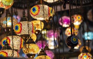 lampes suspendues en verre coloré oriental ou lanternes arrière-plan de mise au point sélective artistique. photo