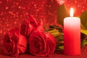 roses rouges et bougie pour la saint valentin. photo