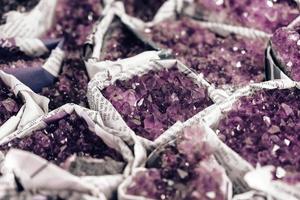 pierres d'améthyste violettes enveloppées dans du papier journal photo
