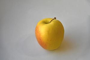 pomme mûre rouge et jaune sur fond blanc photo