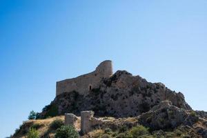 Vue de dessous du château de las rojas, au sommet d'une colline à poza de la sal, merindades, burgos, espagne photo