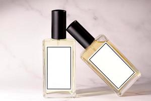 Deux flacons de parfum sur fond de marbre, maquillage photo