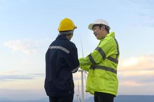 l'ingénieur des personnes porte un casque de protection sur la tête, en utilisant des données d'ingénierie d'analyse de tablette. photo