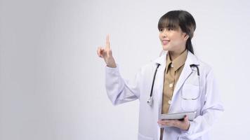 Jeune femme médecin avec stéthoscope sur fond blanc photo