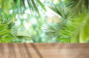 blanc de table en bois au jardin photo