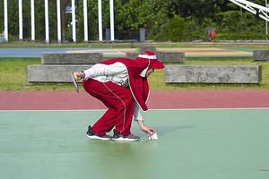 une fille musulmane faisant de l'exercice dans le parc public photo