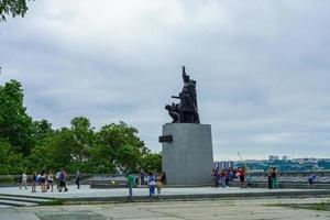 vladivostok, russie - 26 juillet 2020 - paysage urbain avec vue sur le monument. photo