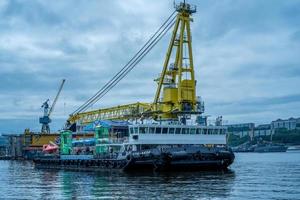 vladivostok, russie - 26 juillet 2020 - lieu de concert sur une grue flottante. photo