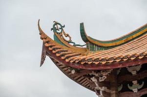 les toits et les avant-toits des temples traditionnels chinois photo