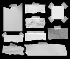 ensemble de papier déchiré isolé sur fond noir. photo