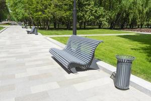 parc d'été, conception de l'environnement urbain. un banc et une poubelle. photo