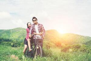 jeune couple hipster se tenant la main marchant sur le pré l'atmosphère relaxante et naturelle est très naturelle. photo