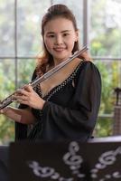 portrait de musicien jouant de la flûte dans la chambre photo