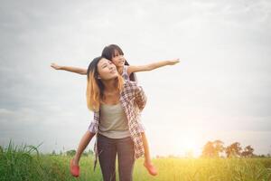 portrait maman et fille jouant en plein air, profitant du temps en famille. photo