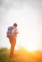 jeune homme hipster en plein air avec sac à dos sur son épaule, il est temps de voyager, aventure avec randonnée. photo