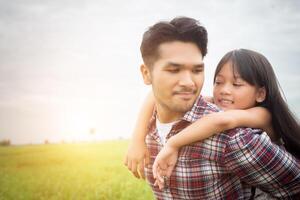 père et fille hipster jouant en plein air au lever du soleil d'été. photo