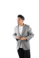 portrait de jeune homme hipster boutonné sur des poses décontractées de costume gris au studio. photo