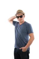 portrait d'un jeune homme hipster portant un chapeau de t-shirt bleu avec tête à la caméra sur fond de studio isolé sur blanc. photo