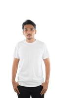 t-shirt blanc sur fond blanc isolé d'un jeune homme hipster. photo