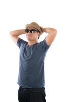 portrait d'un jeune homme hipster portant un chapeau de t-shirt bleu avec tête à la caméra sur fond de studio isolé sur blanc. photo