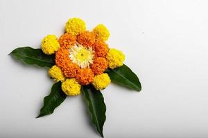 conception de rangoli de fleur de souci pour le festival de diwali, décoration de fleur de festival indien photo